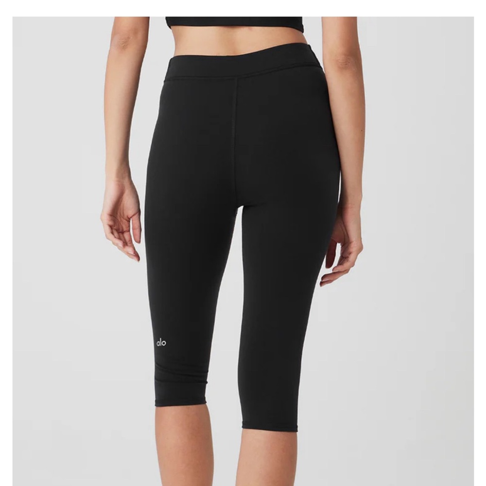 Alo yoga AIRBRUSH V-CUT DEFINE CAPRI - BLACK